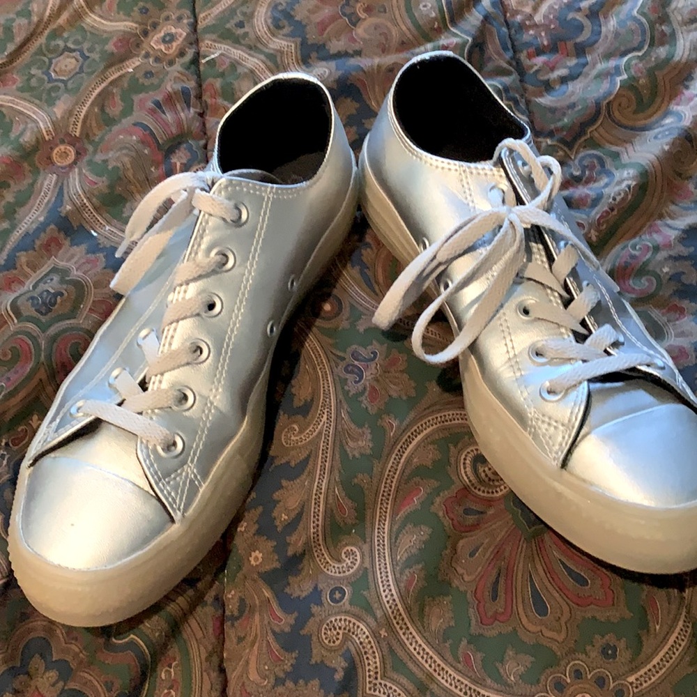 Auth Converse silver tennis shoes 9.5